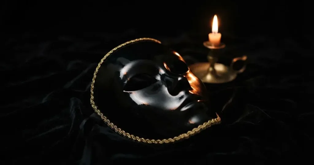 En venetiansk mask på svart sammet, ljuslågan speglas i dess blanka yta — casinon utan bankid i sverige