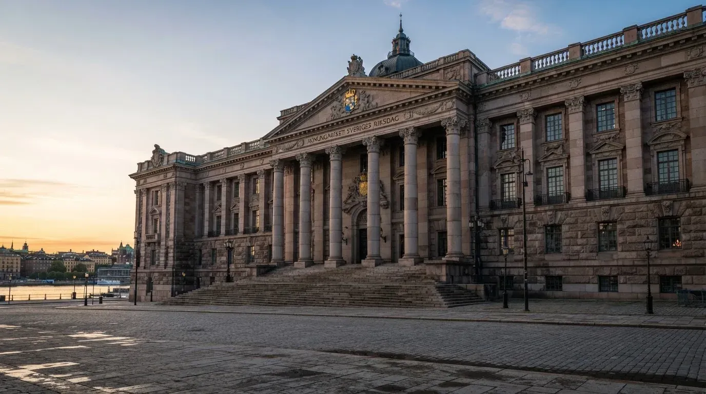 Stenfasad på en statlig byggnad i Stockholm vid gryning, höga pelare och ett tomt torg framför — svenska casinon för high rollers
